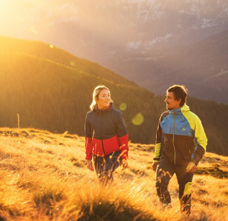 Wanderschuhe auf felsigem Bergpfad. Outdoor-Schuhwerk für Trekking und Klettern.