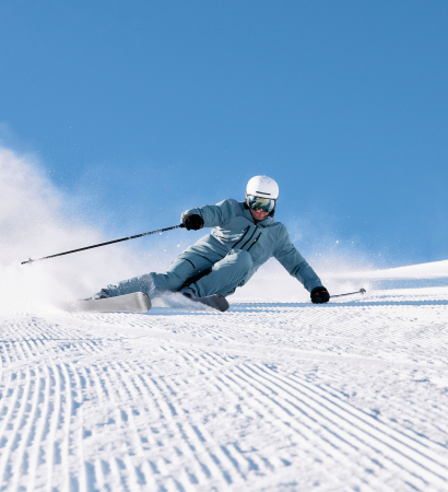 Wanderer mit Rucksäcken genießen die Aussicht auf die Berge. Ein Paar wandert auf einem malerischen Pfad in den Alpen.