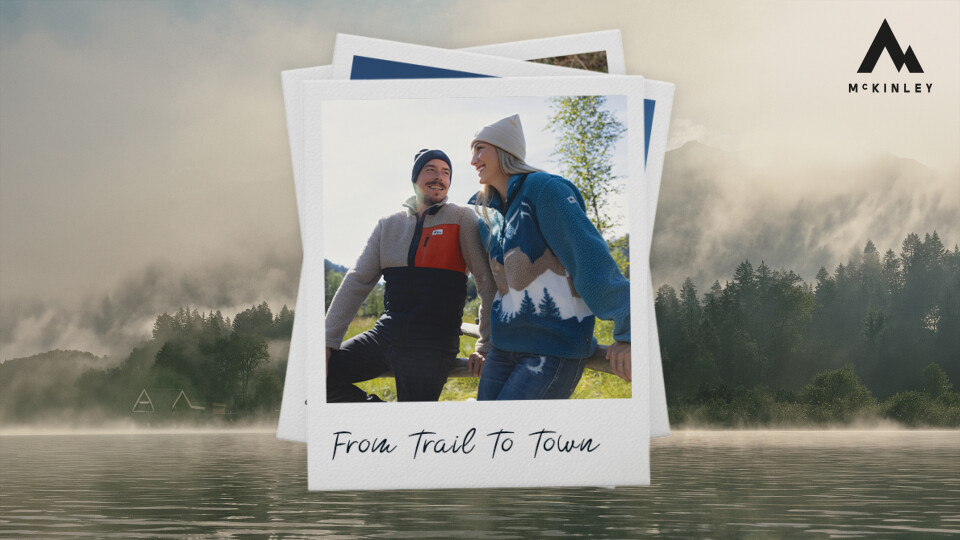 Ein Bild von einem See mit Wald im Hintergrund und davor ein Bild im Polaroid Stil von einer Frau und einem Mann mit McKinley Fleece-Jacke.