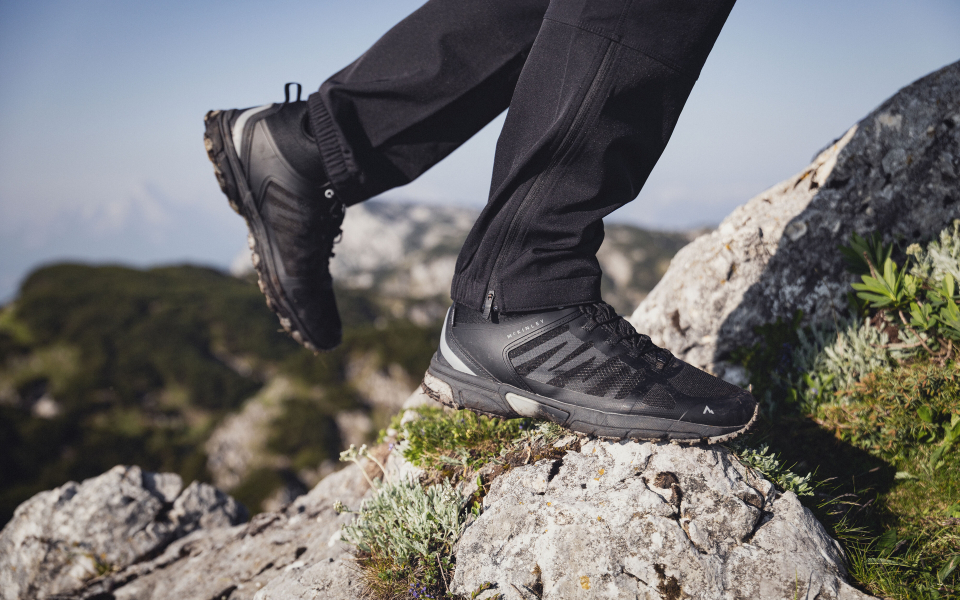 Wanderstiefel auf felsigem Bergpfad. Outdoor-Schuhwerk für Trekking und Klettern.