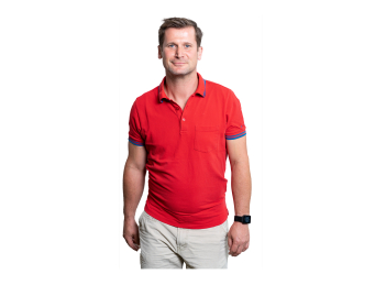 Porträt eines Mannes in einem roten Poloshirt und Khakihosen, der eine Smartwatch trägt, isoliert auf Weiß.