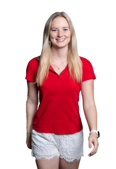 Porträt einer jungen Frau mit blonden Haaren, die ein rotes T-Shirt trägt.