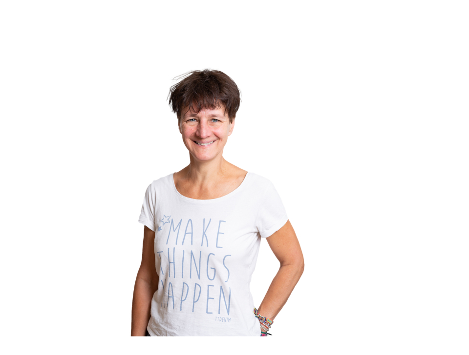 Lächelnde Frau mit kurzem braunem Haar, die ein T-Shirt mit der Aufschrift "Make Things Happen" trägt. Porträt für Personal Branding.
