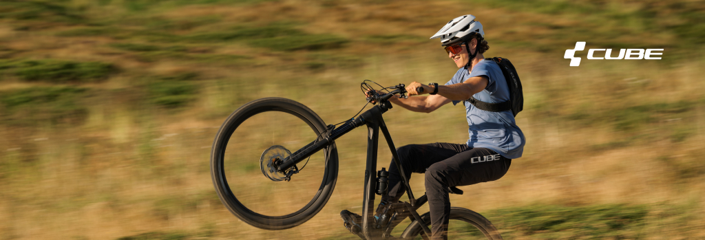 Zwei Personen laufen auf einer verschneiten Loipe im Joglland in Österreich Ski.