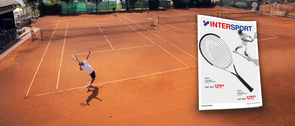 Mann auf einem Tennisplatz, der im Freien gerade aufschlägt.