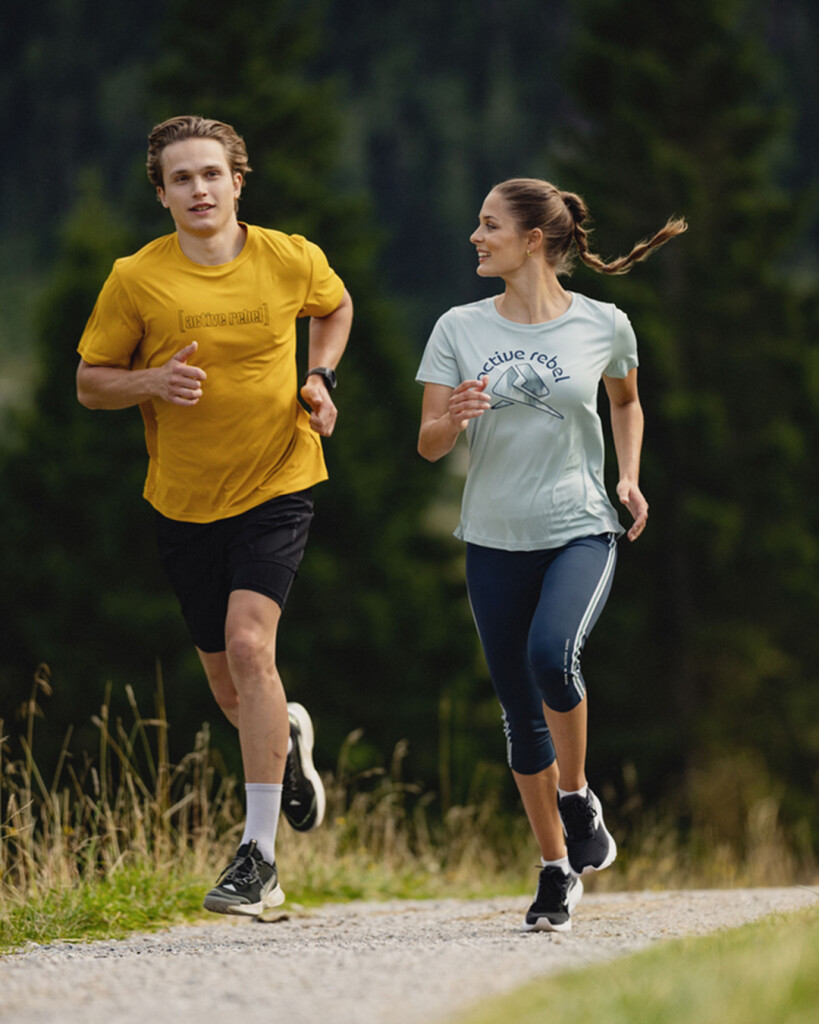 Ein Mann und eine Frau beim laufen in sportlichen Active Rebel Outfits.