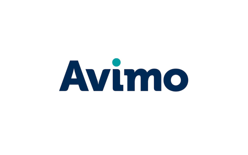Avimo-Logo: Dunkelblauer Text mit einem türkisfarbenen Punkt über dem "i" auf weißem Hintergrund.